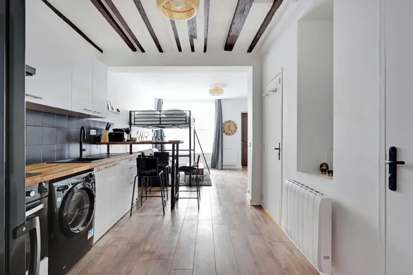 Spacious Studio in Cute Neighborhood — отель с удобным расположением в Париже
