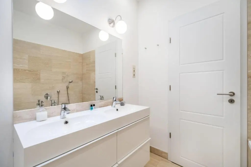 Цены на The Lion's Loft Apartment - 4BR & 3BA - Terrace - AC в Будапеште