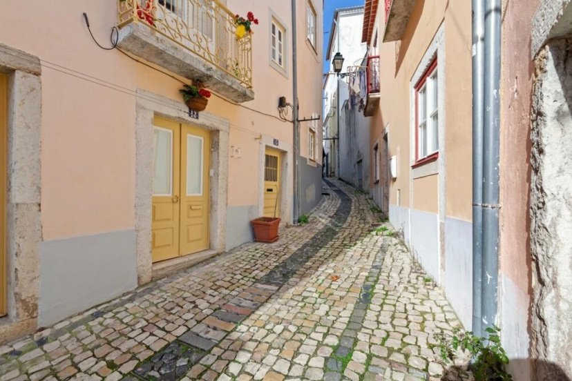 Cosy 1-Bedroom Flat Sleeps 3 in St George'S Castle — комфортный отель в Лиссабоне