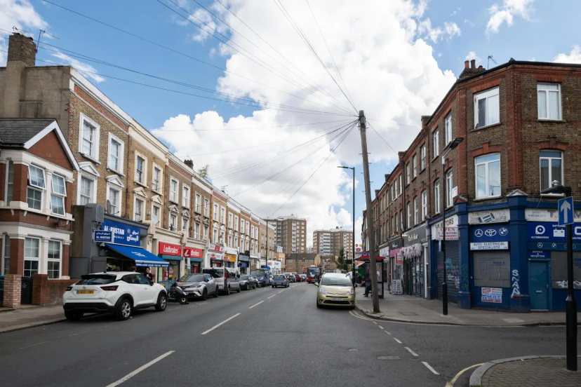Trendy Queen s Park Home Close to Hampstead — забронировать отель в Лондоне