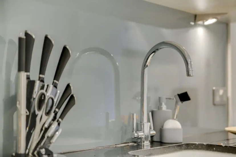 Цены на The Earl's Court Retreat - Modern & Central 2BDR with Garden в Лондоне
