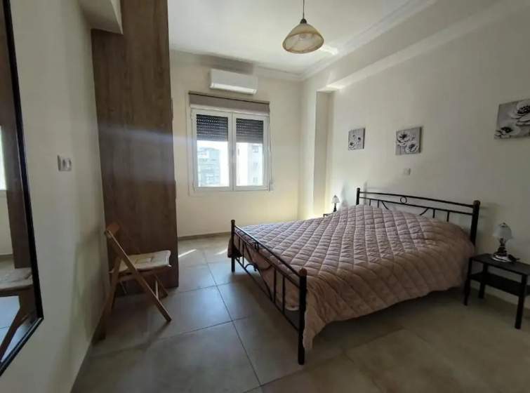 Vibrant City Oasis 2BR near Metaxourgeio — забронировать отель в Афины
