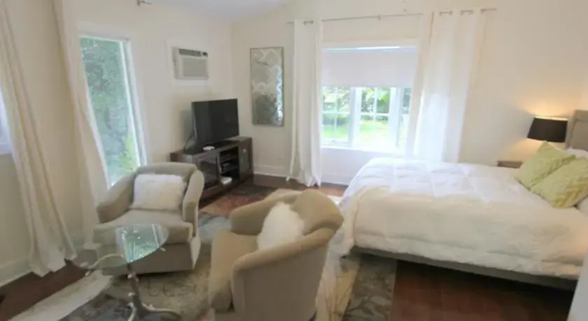 Цены на Newly Decorated Beachwood Canyon Studio в Лос-Анджелесе