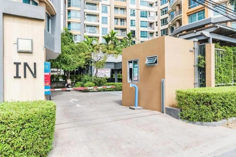 Апартаменты Locals Sathorn Siamese Nang Linchee — отель с удобствами в Бангкоке