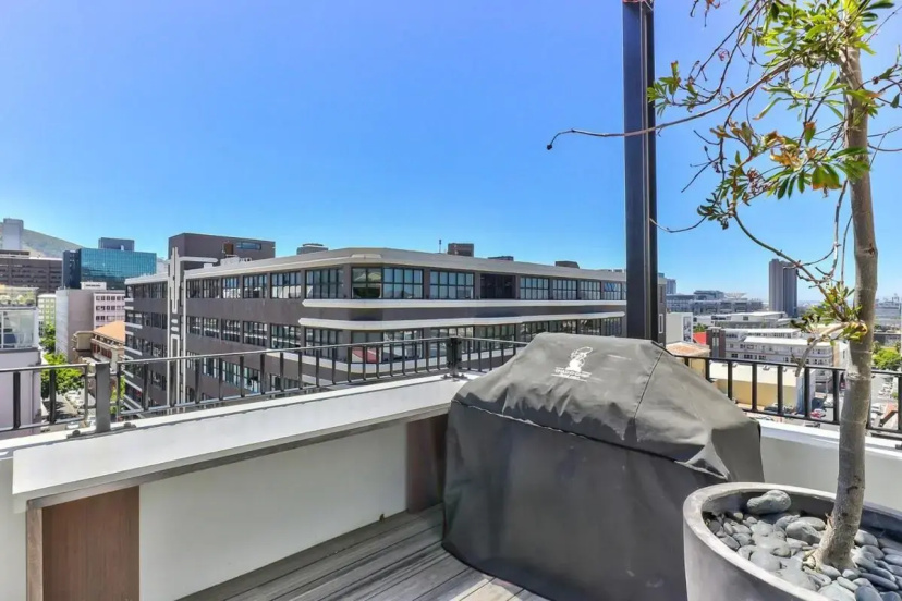 Upmarket East City Apartment w views — отель с удобствами в Кейптауне