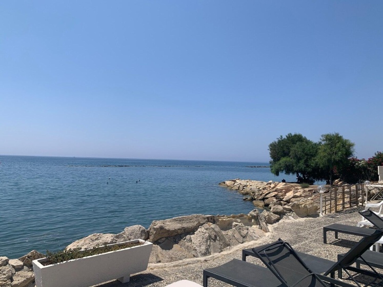 Large 3BD APT 50m to the sea with a pool — отель с удобствами в Лимассол