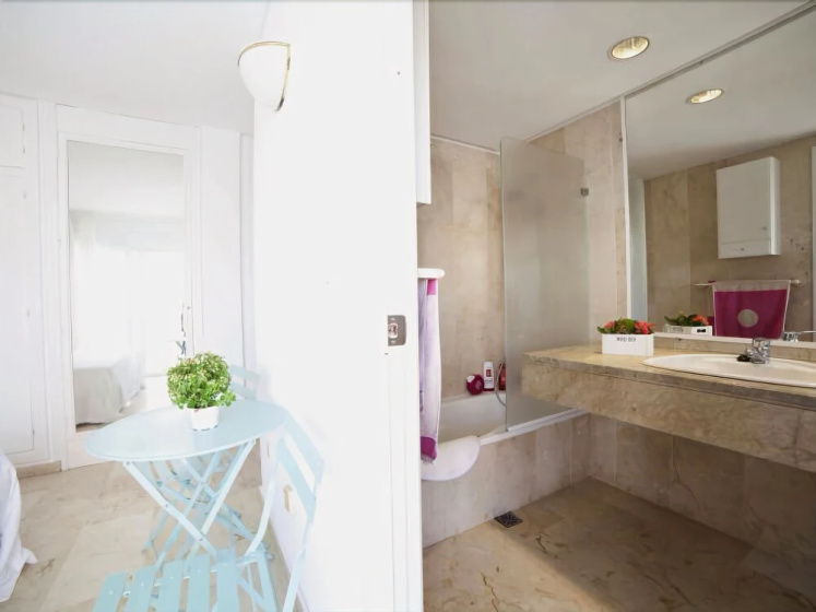 APARTAMENTOS KASA 25 - Playa Calida — комфортный отель в Аликанте