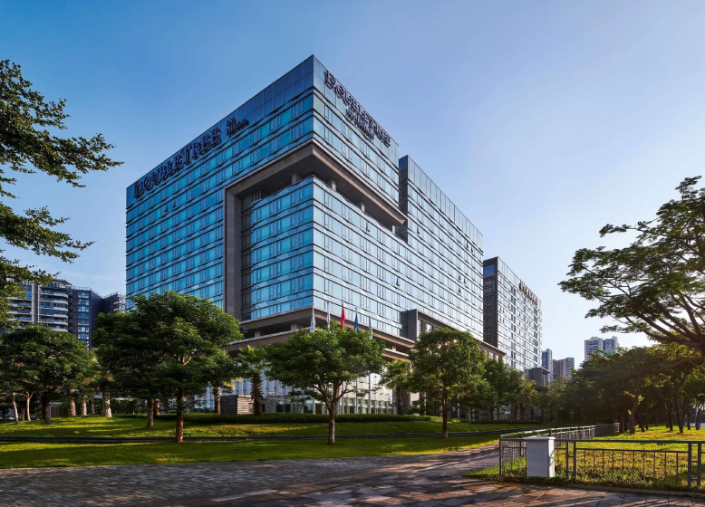DoubleTree by Hilton Shenzhen Airport — отель с удобствами в Шэньчжэне