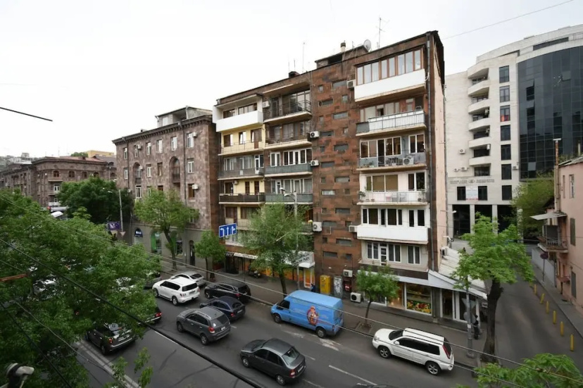 Apartment on Nalbandyan Street (New Building) — отель с удобным расположением в Ереван