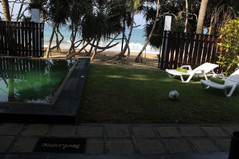 Villa 948 Beach Front with Pool — отель с удобным расположением в Хиккадува