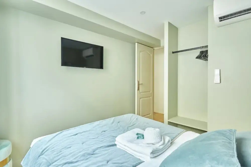 Charming Apartment 2 Bedrooms Center of Paris — забронировать отель в Париже