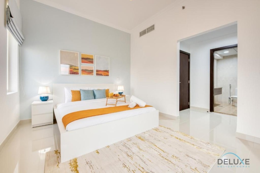 Sunny 1BR at Canal Residences West Dubai Sports City by Deluxe Holiday Homes — забронировать отель в Дубае