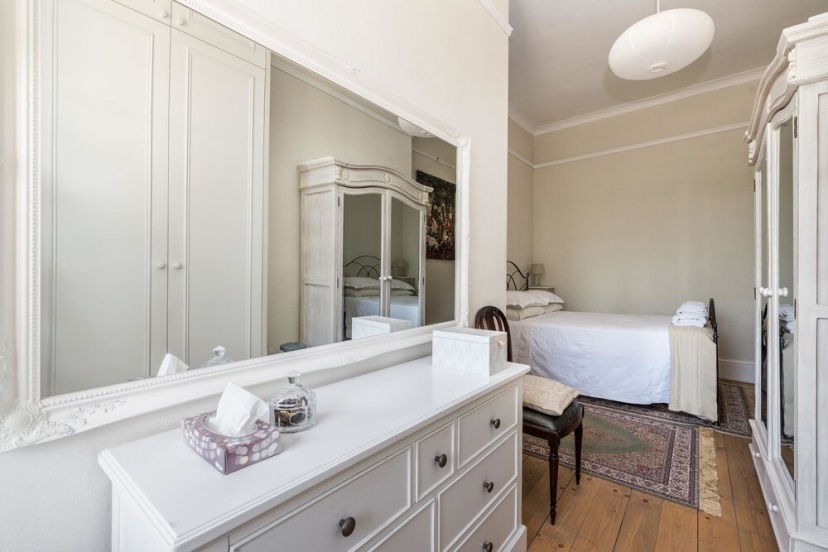 NEW Luxury 1BD Flat in Heart of Kensington Olympia — забронировать отель в Лондоне