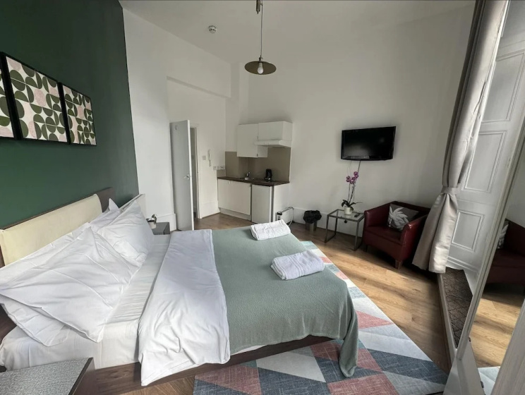 Charming Large Studio Apartment With Balcony — комфортный отель в Лондоне
