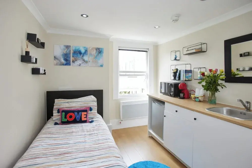 Your Ideal London Getaway - Charming Studio Haven — комфортный отель в Лондоне