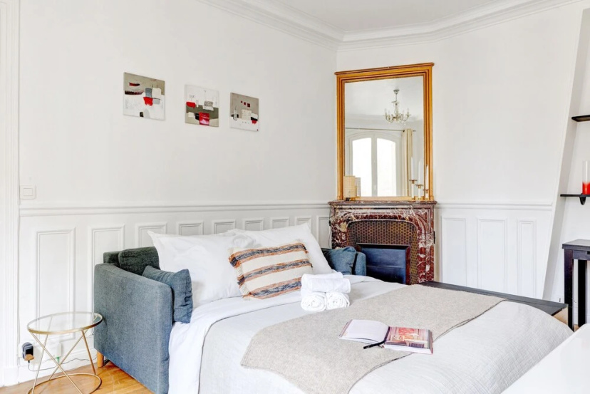 Elegant 1BR Steps to Marais & Louvre — забронировать отель в Париже