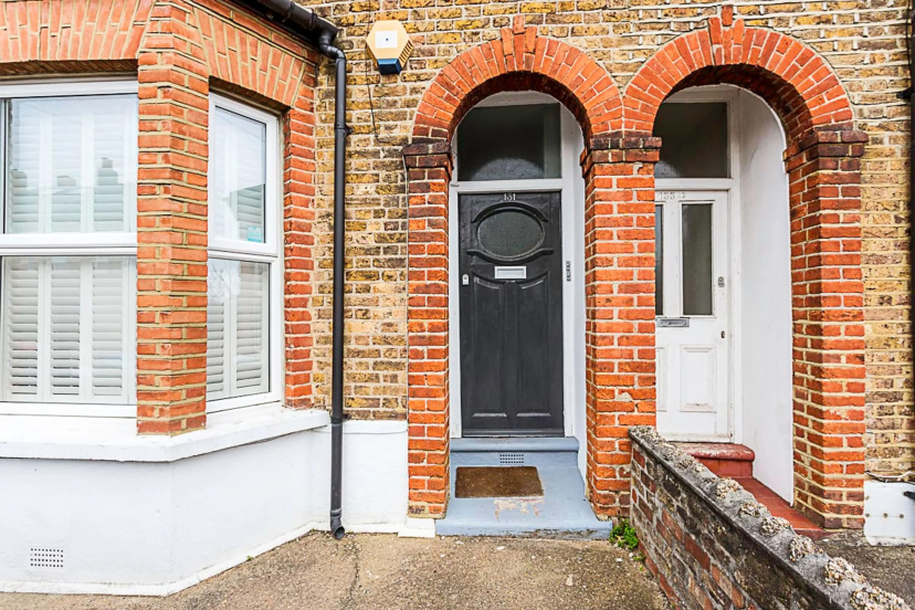 Modern and Spacious Colliers Wood Home — комфортный отель в Лондоне