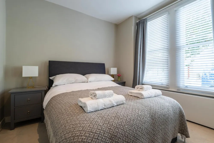 Stylish Fulham Flat With Patio by Underthedoormat — забронировать отель в Лондоне