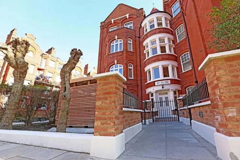 Цены на Bright Three Bedroom Apartment in Hammersmith, London в Лондоне
