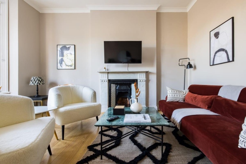 The Ealing Escape - Elegant 2BDR Flat With Parking — отель с удобствами в Лондоне