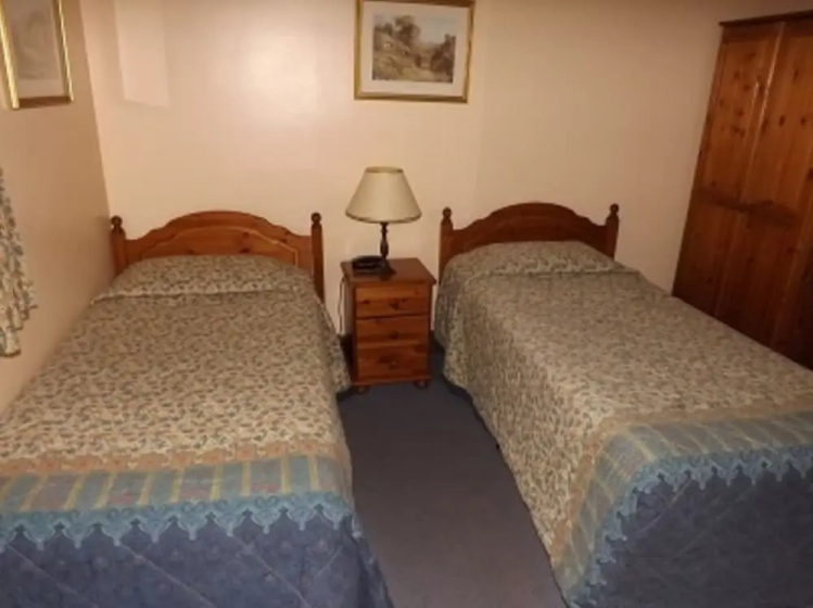 The Cottage Guest House Heathrow — отель с удобствами в Лондоне