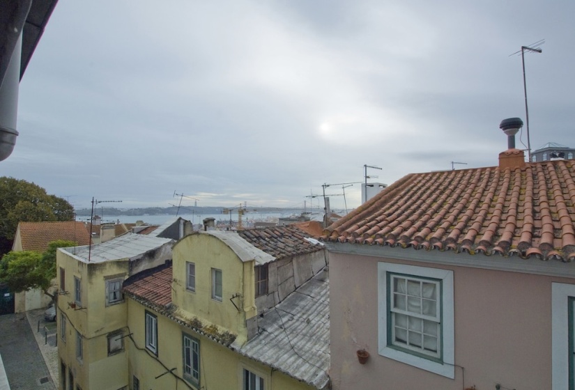 Цены на Amazing Tailor Made Penthouse With a View в Лиссабоне
