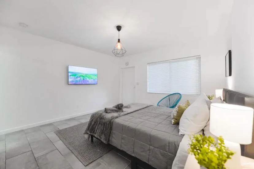 Beautiful Studio 15 min from the beach — забронировать отель в Майами
