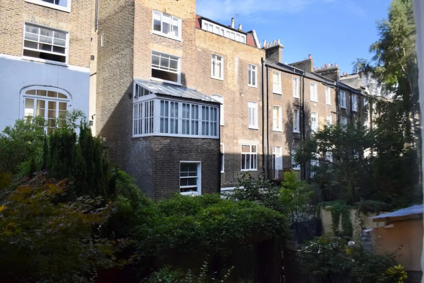 1 Bedroom Townhouse Apartment in Notting Hill — отель с удобствами в Лондоне