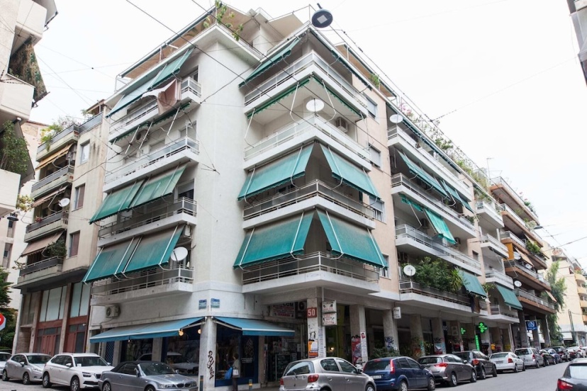 Beautiful Retro Apt in Koukaki — отель с удобствами в Афины