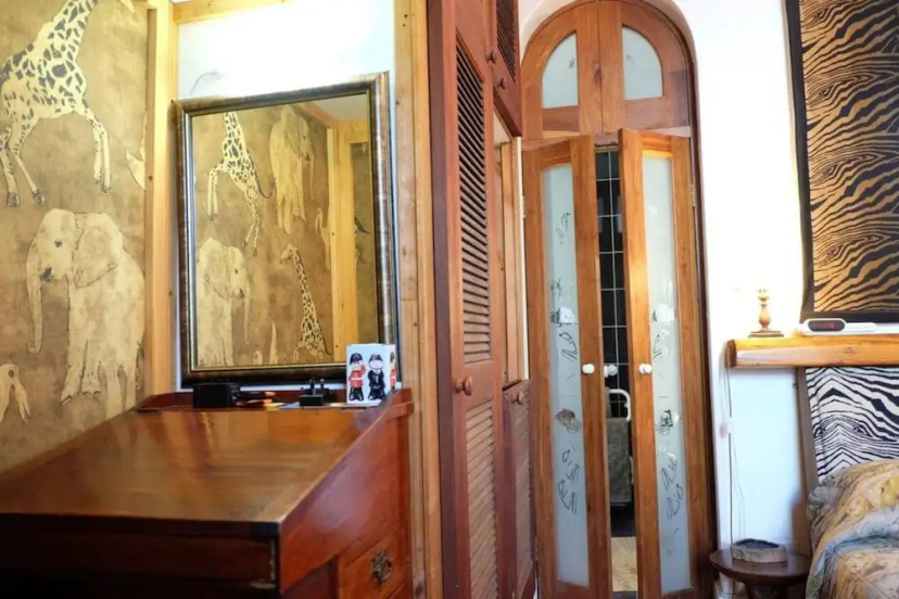 Jambo Guest House Rose Room in Green Point 3 — отель в Кейптауне, Южноафриканская Республика