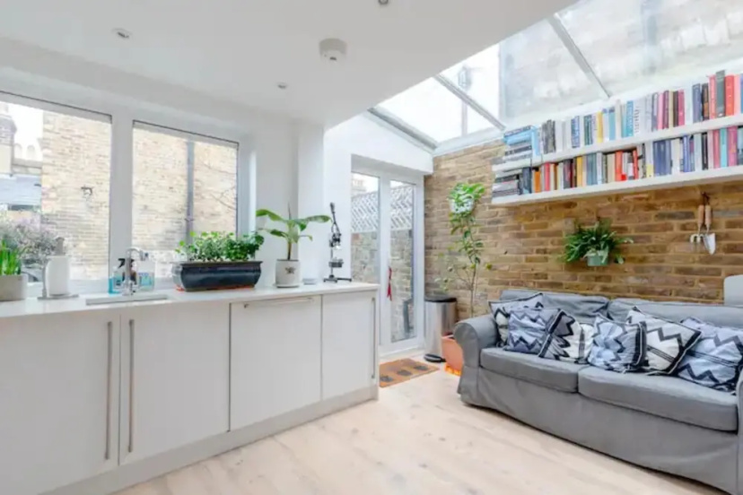 Beautifully Designed 2BD House - by Queen's Park! — отель с удобным расположением в Лондоне