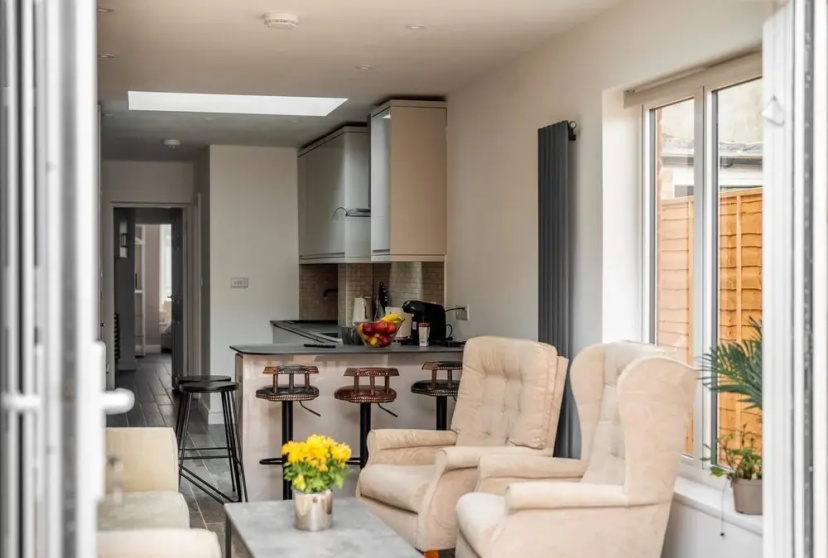 Stylish & Sleek 3BD Home Including Guest House in Southall — отель с удобным расположением в Лондоне