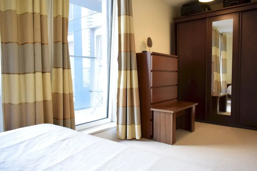 1 Bedroom Apartment in Canary Wharf With Balcony — забронировать отель в Лондоне