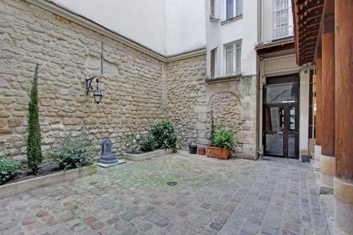 Pick a Flat's Apartment in le Marais - rue Vieille du Temple — отель с удобным расположением в Париже