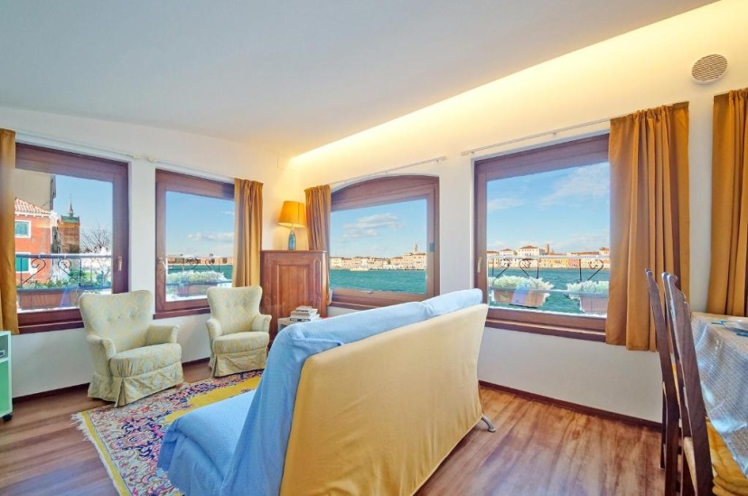 Цены на DolceVita Apartments N 453 Canal View в Венеции