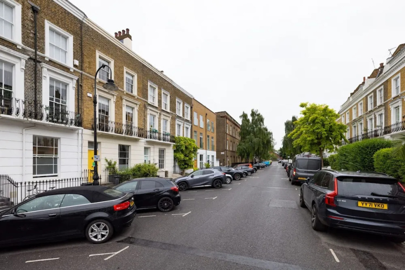 Charming Primrose Hill Rooftop Duplex — отель с удобным расположением в Лондоне