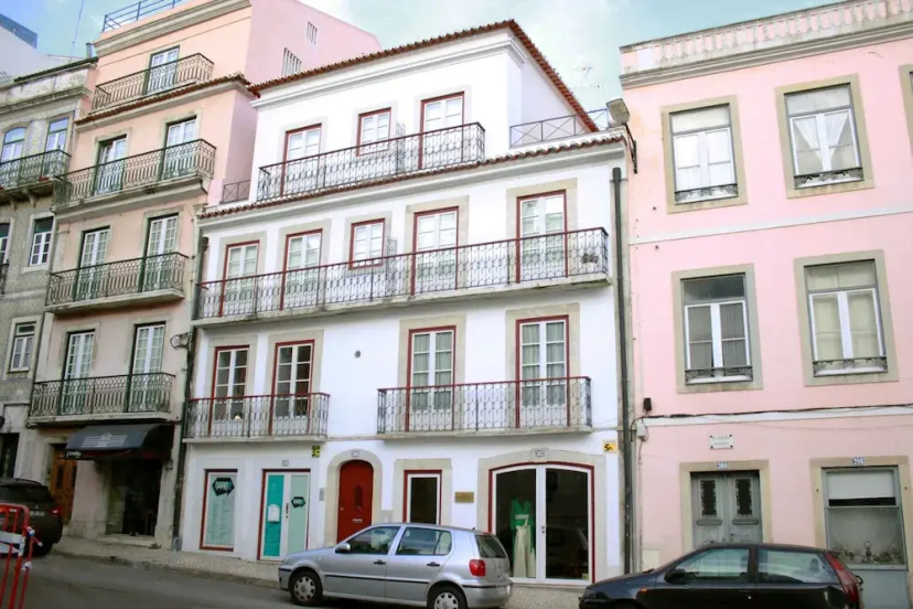 ALTIDO Modern 1-bed Apt w/terrace, moments from São Bento Palace — комфортный отель в Лиссабоне