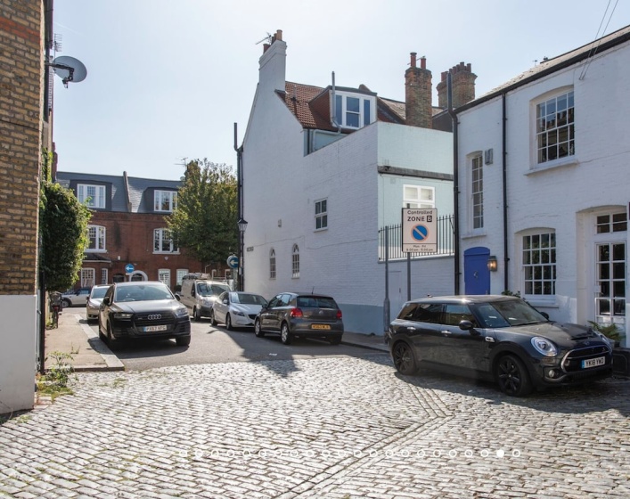 3-Bedroom Mews House with Optional Parking — отель с удобствами в Лондоне