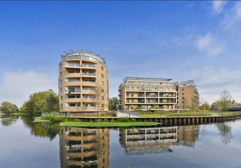 Stylish 2 Bedroom Apartment With Views of the River Lea — отель с удобным расположением в Лондоне