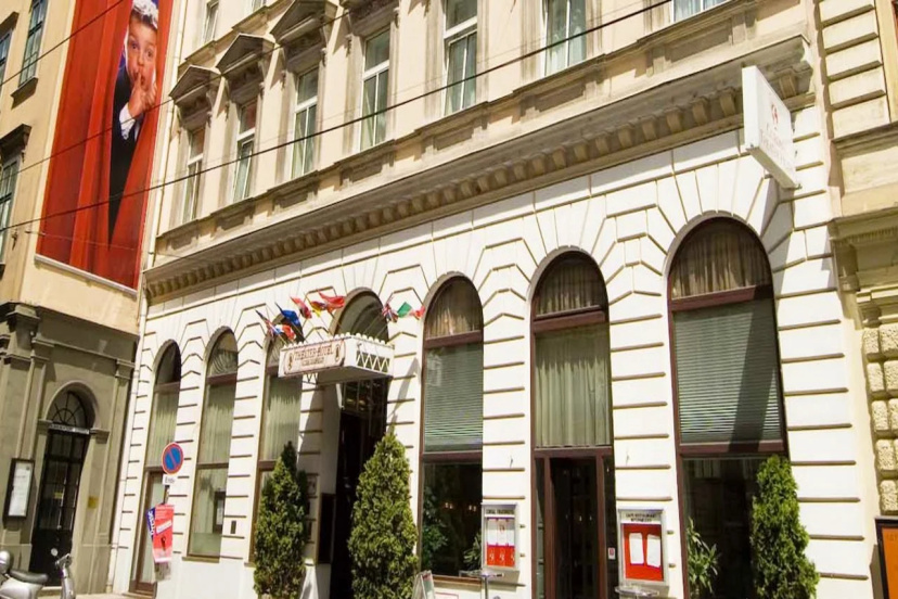Theaterhotel & Suites Wien — отель рядом с интересными местами в вене