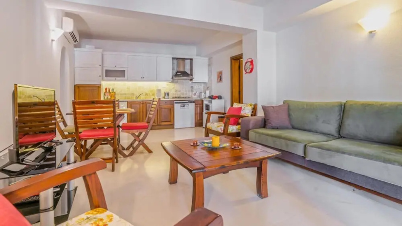 House With Private Pool and Garden 4 min to Beach — отель с удобствами в Калкан