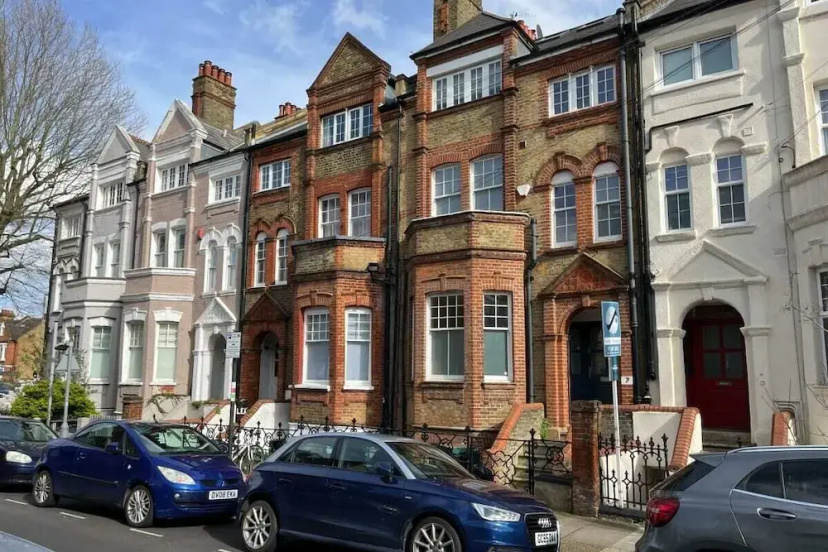 Цены на The Clapham Crib - Spacious 4bdr House With Patio в Лондоне