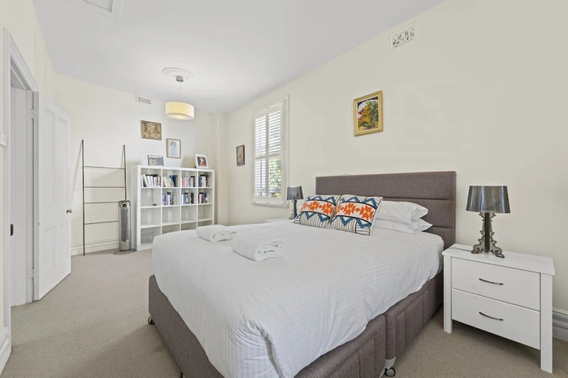 Light Filled Charming Townhouse 4 — отель в Сиднее, Австралия