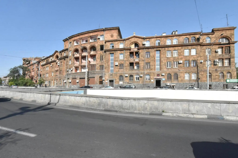Mashtots street, 2 bedrooms Modern, Euro Renovated apartment MA218 — отель с удобствами в Ереван