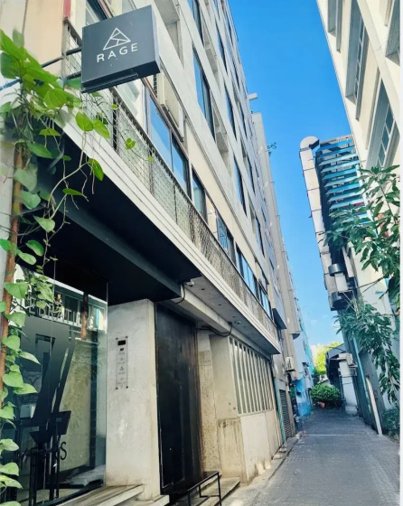 Modern 1BR Walk to Beach & City Spots — отель с удобствами в Мале