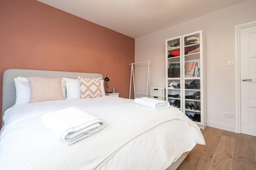 Charming Chiswick Flat by Underthedoormat — отель с удобствами в Лондоне