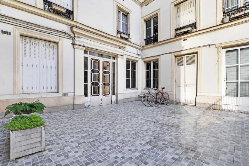 Splendid Apartment - 2br/6p - Place des Vosges — отель с удобным расположением в Париже