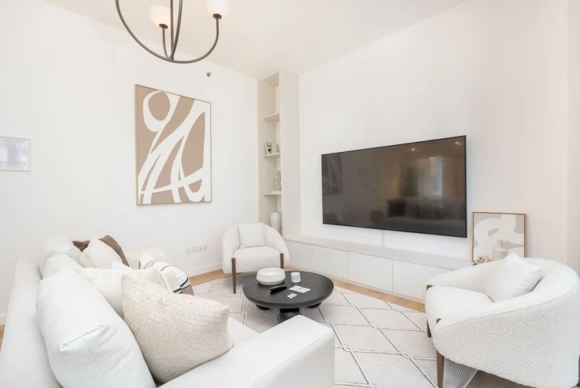 Bright and Airy 1-bedroom Apartment Perfect for 4 in Dubai Marina — комфортный отель в Дубае