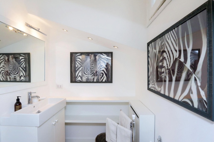 La Camelia an Elegant and Extravagant 2 Bedroom Apartment — отель с удобным расположением в Риме