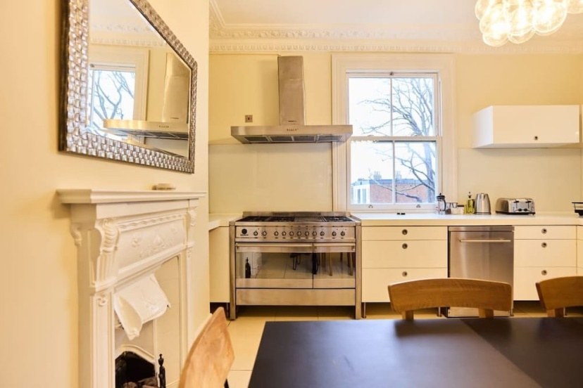 The Peckham Hideaway - Bright 3bdr Flat — отель с удобным расположением в Лондоне